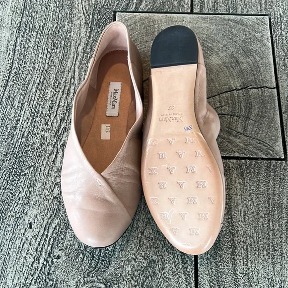 MaxMara made in Italy soft flexible leather light weight slip on ballet flats